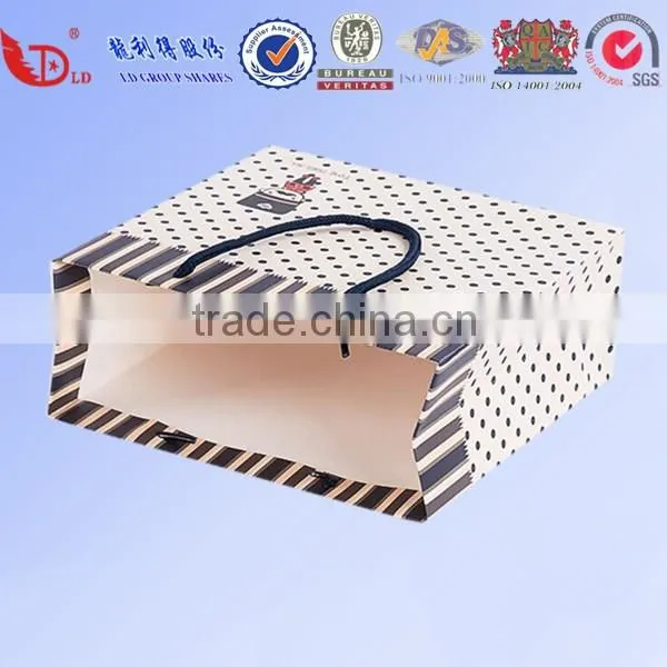 Design luxury paper gift bag for shopping