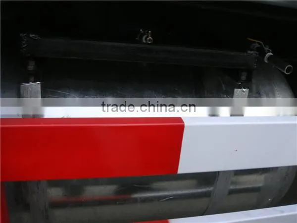 3300 gallon Dongfeng 4x2 190hp oil transport truck