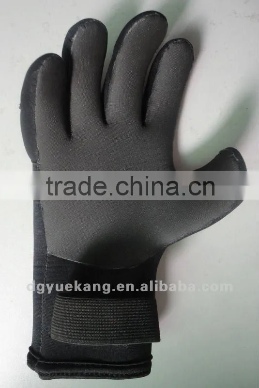 Neoprene cleaning glove