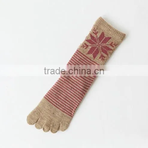 Bulk Wholesale Hot Sale Winter Fashion Thick Wool Yoga Injinji Custom Design Christmas Ladies Cozy Toe Socks