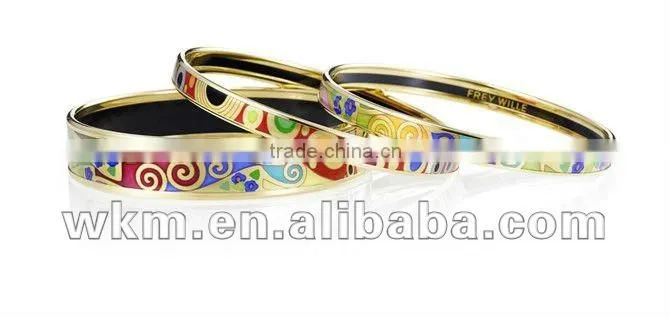 Fashion metal bangle with crown