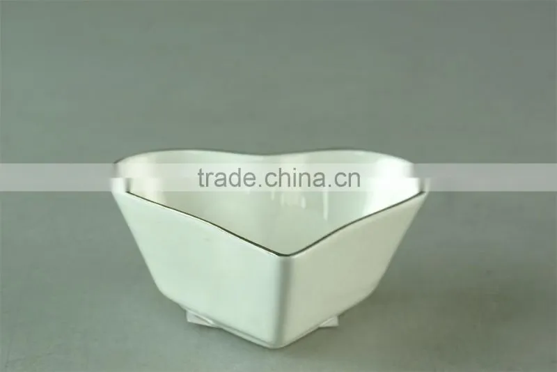Heart-shaped high quality white ceramic dinner dish in stock,restaurant serving dishes