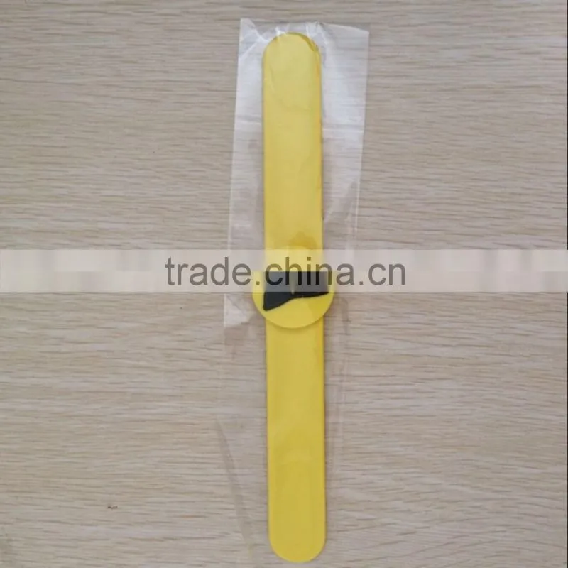 cheap custom silicone rubber slap bracelet / snap band