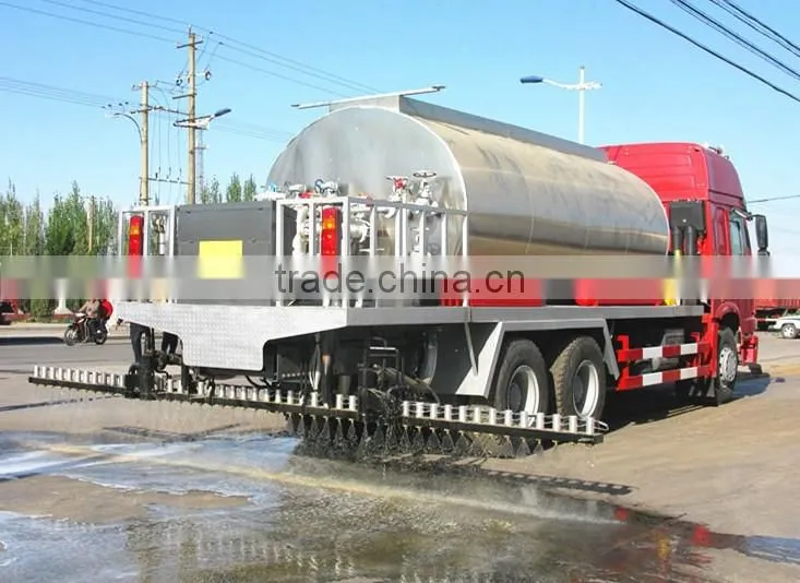 SINOTRUK HOWO 12000L bitumen distributor paving truck for sale