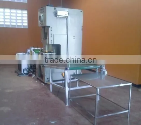 Automatic aluminum foil container making machine