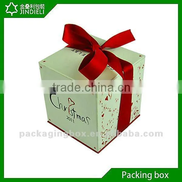 Lovely candy boxes with ribbon