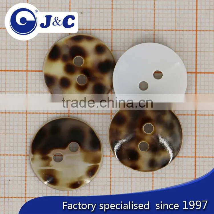 2015 fashion OEM nature color Tiger Cowrie shell button