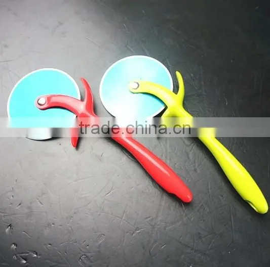 32066 Kitchen gadget kitchen tool round pizza cutter