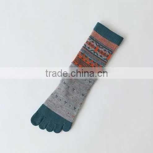 Bulk Wholesale Hot Sale Winter Fashion Thick Wool Yoga Injinji Custom Design Christmas Ladies Cozy Toe Socks