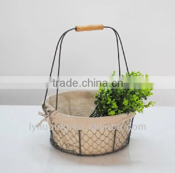 wholesale factory handmade iron wire/chicken wire stoarge basket with handle and fabric lining