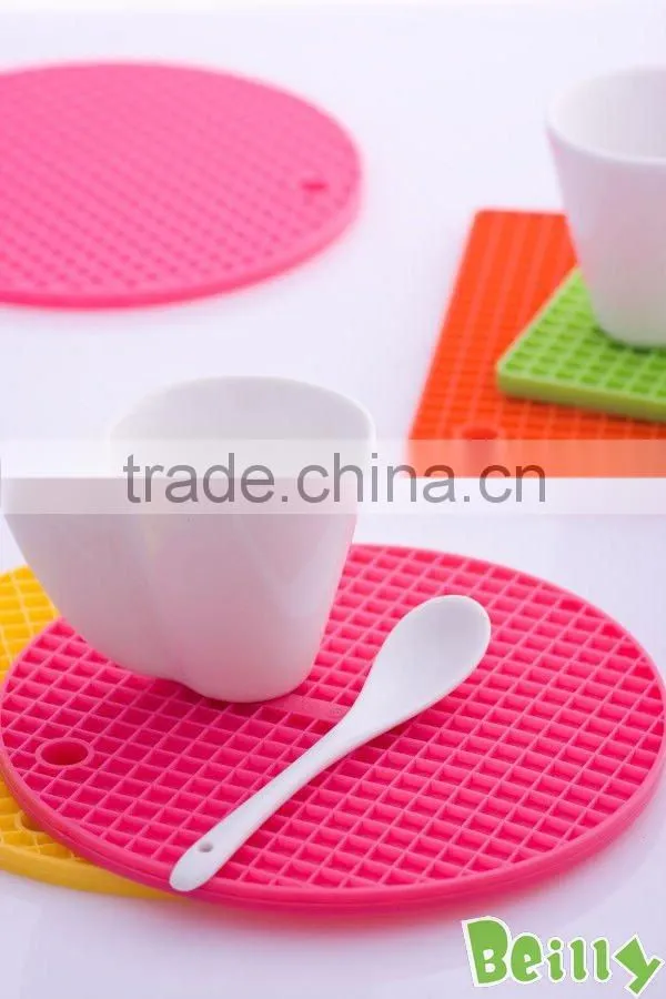 2013 the most famous popular fashion design smart silicone cup mat