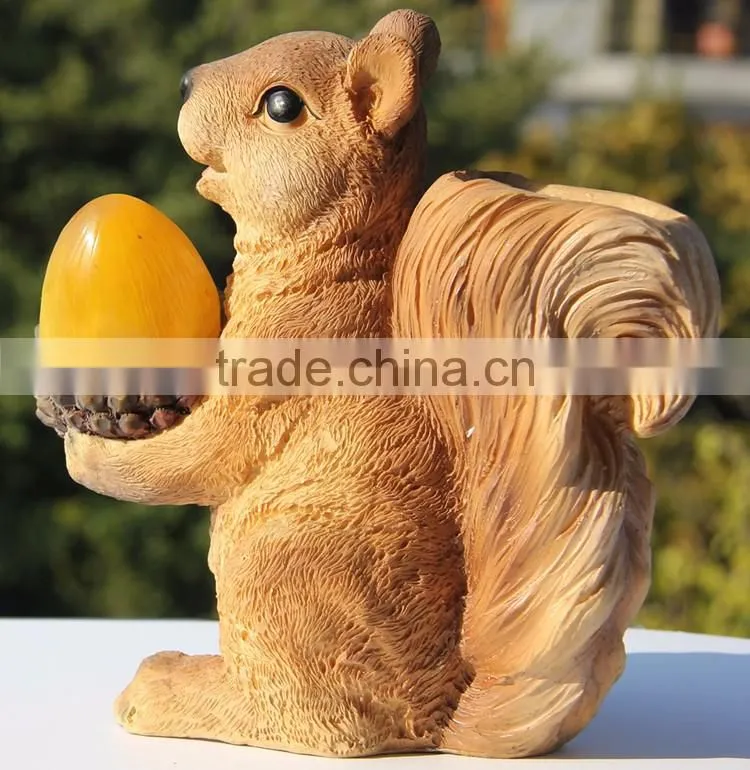 Garden ornaments polyresin raccoon figurine with solar light