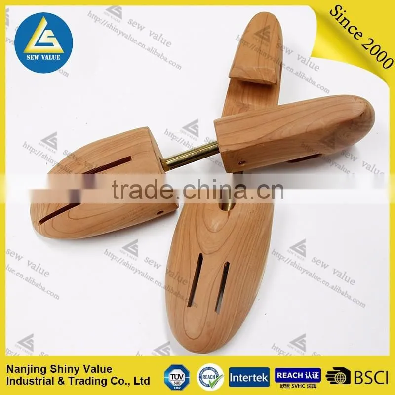 Hot selling on Amazon aromatic red cedar wood type wooden shoe tree shoe strether with thicker front part