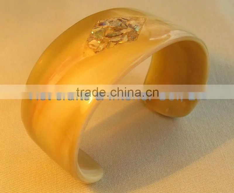 Buffalo horn cuff bracelet with Lozenge shape of Abalone chased