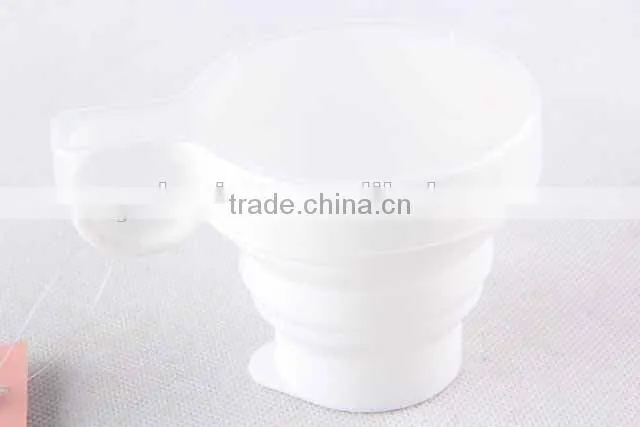 Single handle silicone folding cup with plastic cup