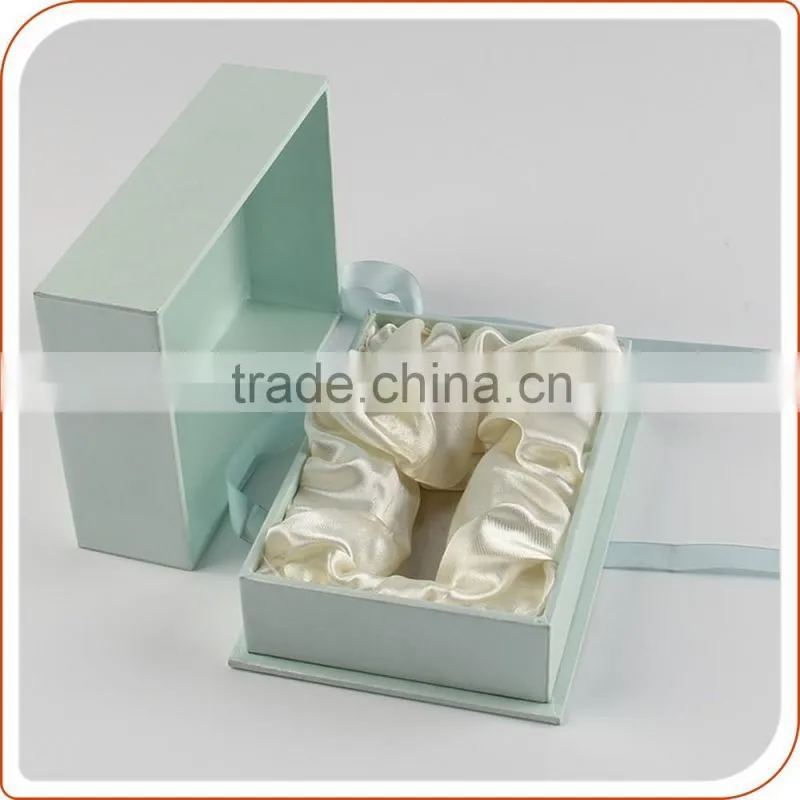 bottom to lid style hard perfume box with soft velvet insert