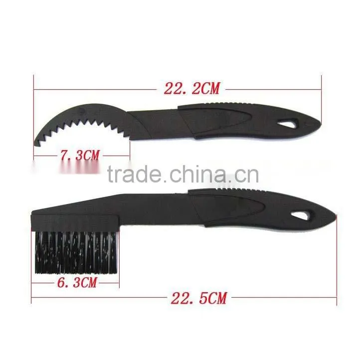 Bicycle chain cleaning brush