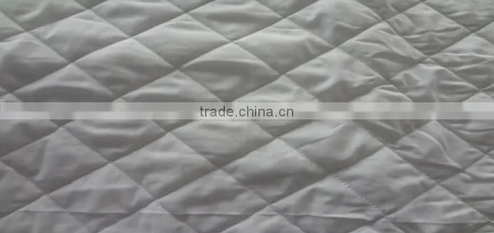 Waterproof quilted poly-cotton mattress protector