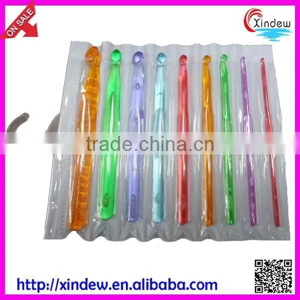 Plastic handle aluminum crochet hook