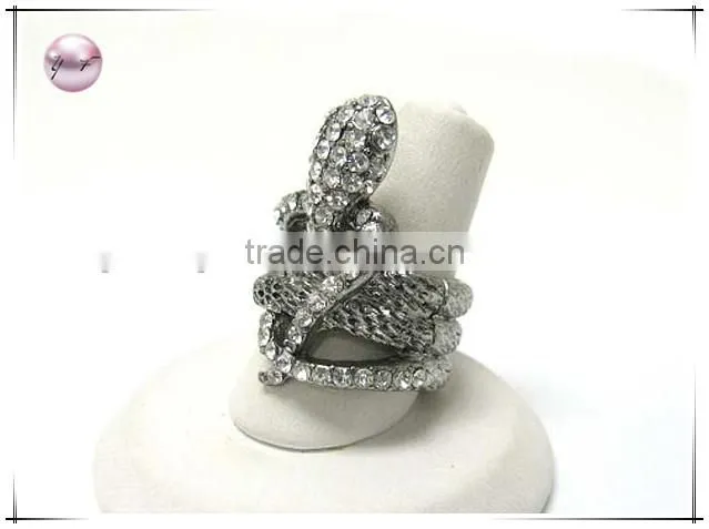 Crystal stud snake stretch ring