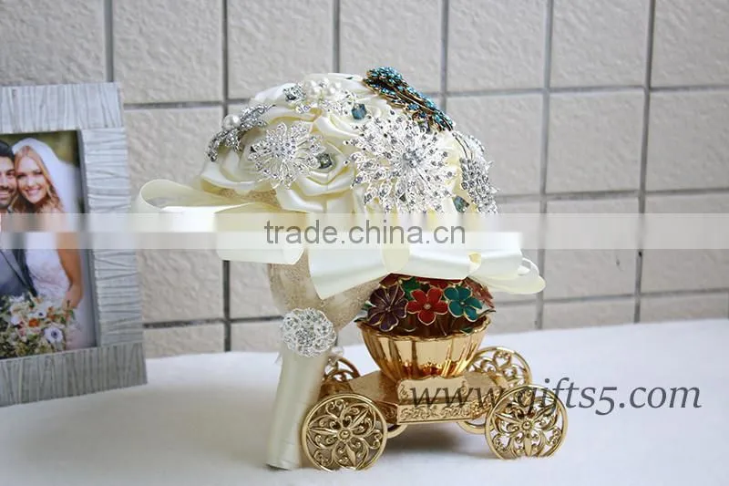Elegant bridal bouquet with brooch