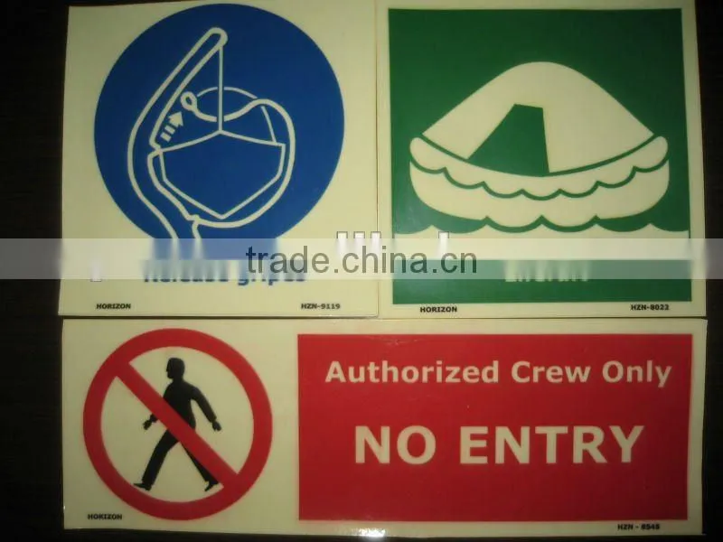 glow green light traffic sign