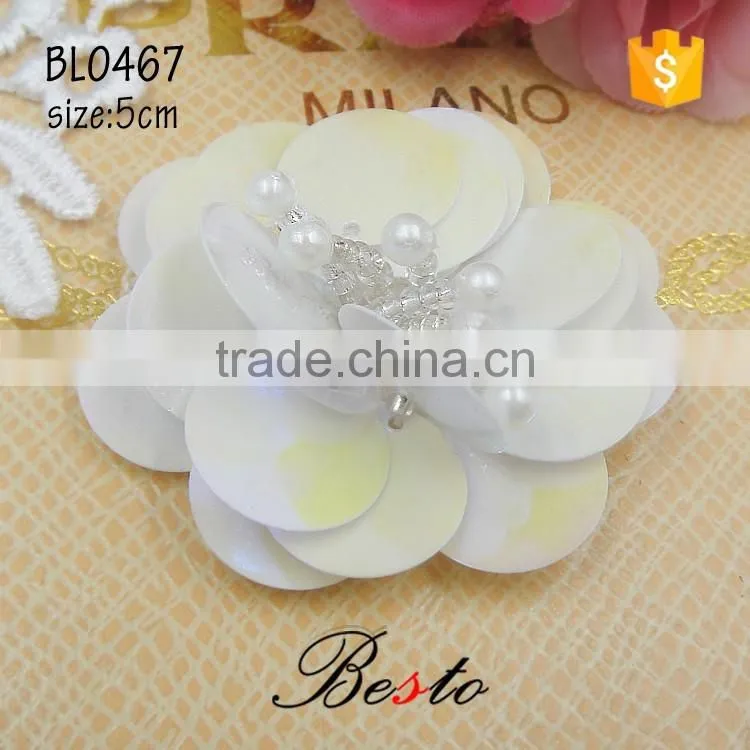 Factory wholesale decorative bead center white flower plastic applique for clothes