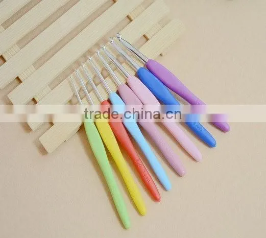 8pcs Colorful Soft Plastic Handle Aluminum Crochet Hooks Knitting Needles Set