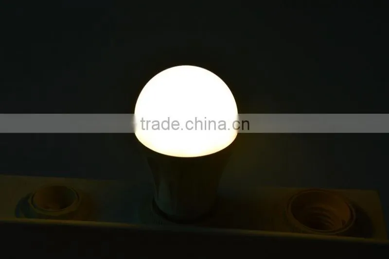 7watts Die Casting Painted White Elegant Appearance 5730SMD Led Bulb E27