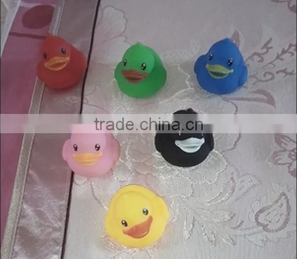 Custom 100% food grade silicone rubber duck bath toy with squeaker