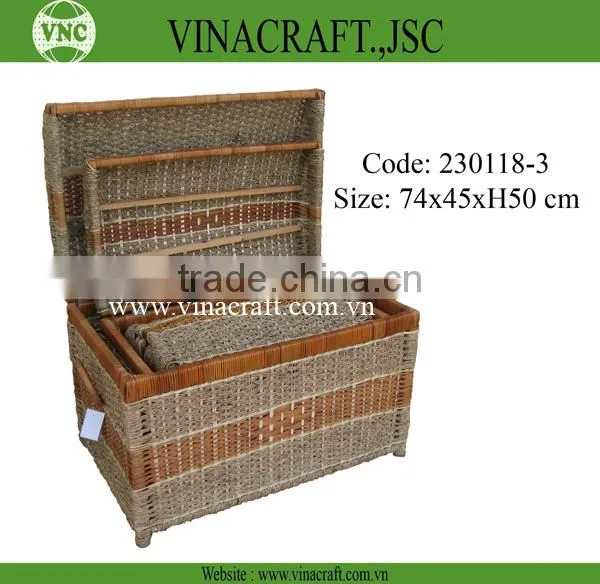 Natural wicker laundry basket with lid