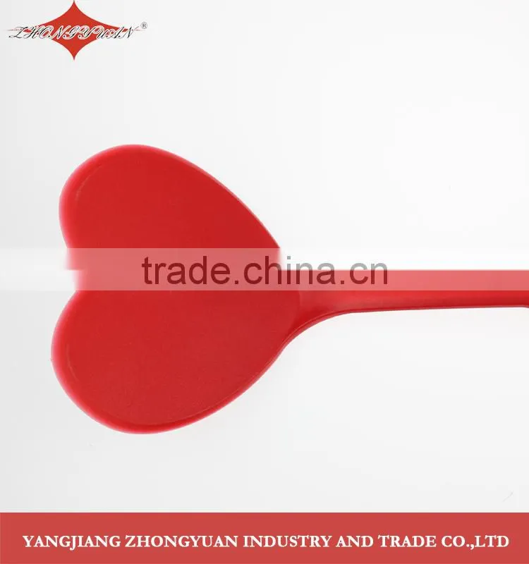2pcs lip and love heart shaped nylon plastic spatula kitchen accessory