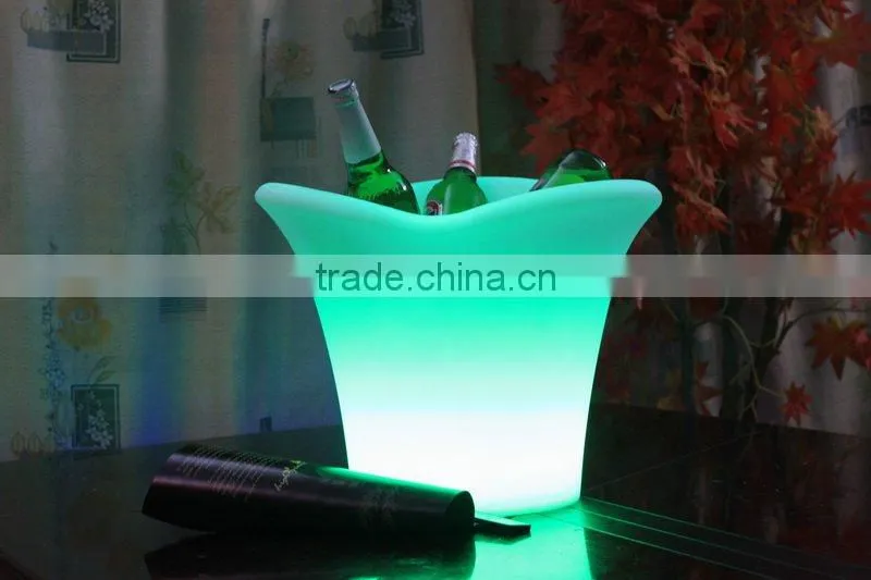 The bar ice bucketContainers of wineCan change color