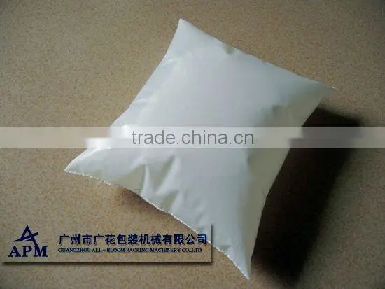 Automatic liquid packaging machine