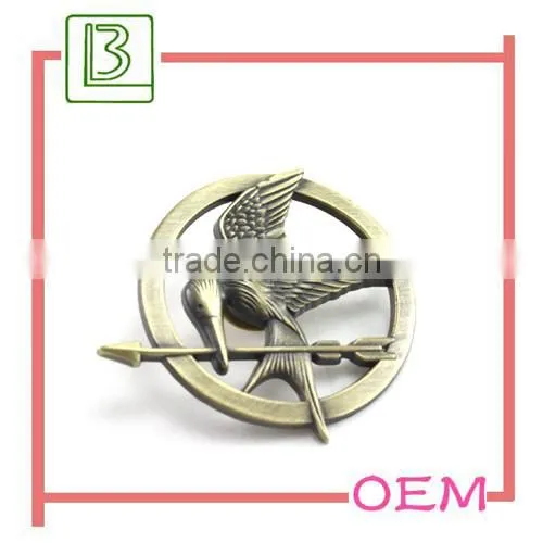 Metal snowflake crystal brooch