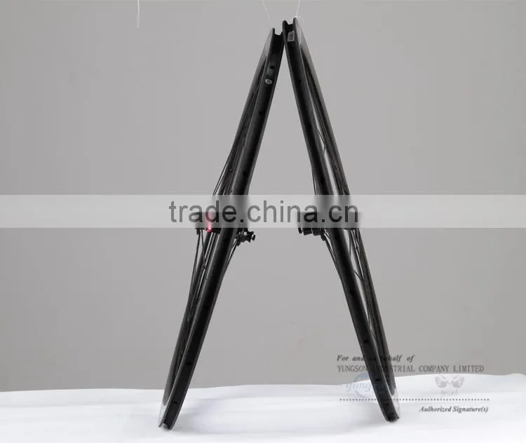2015-2016 Lightweight bicycles carbon wheels 700C clincher Wheelset made in carbon wheelset china