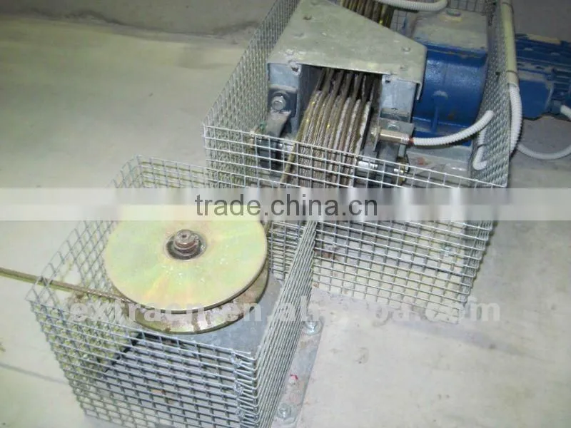 Manure scrapper for pig and rabbit farm