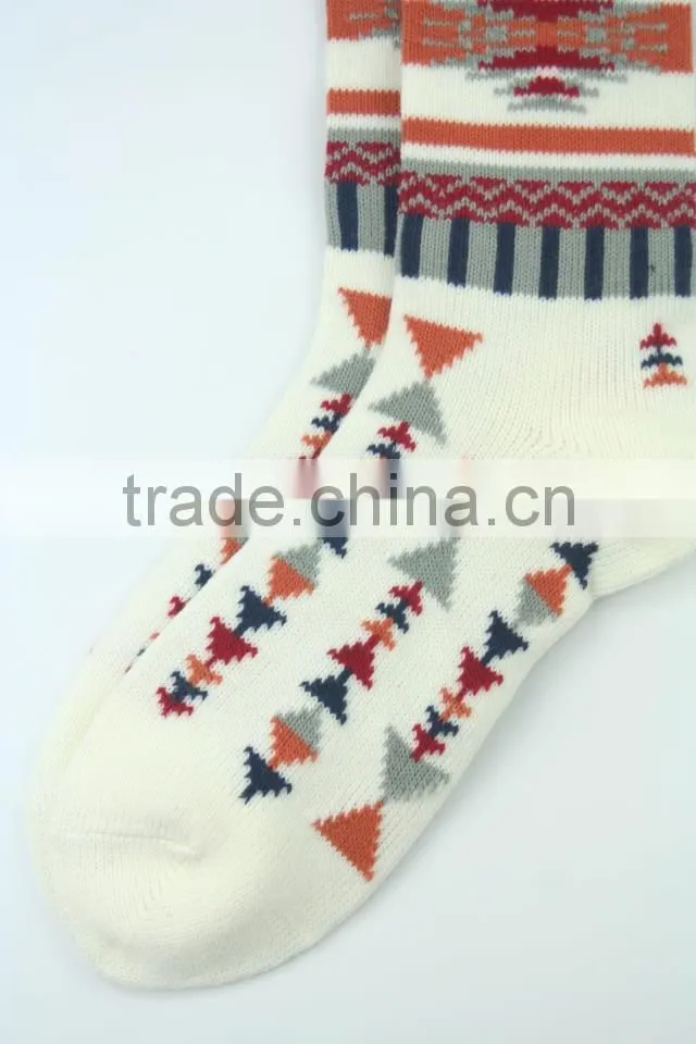 Wholesaler cheap price bright color jacquard cotton socks