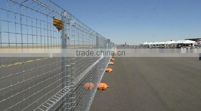 Crowd control barrier fence with bridge plate