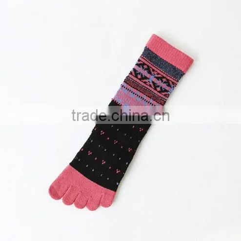 Bulk Wholesale Hot Sale Winter Fashion Thick Wool Yoga Injinji Custom Design Christmas Ladies Cozy Toe Socks
