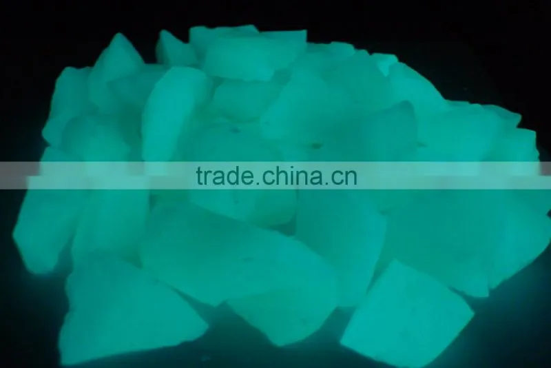 luminous gravel stone in darkness for resin bound