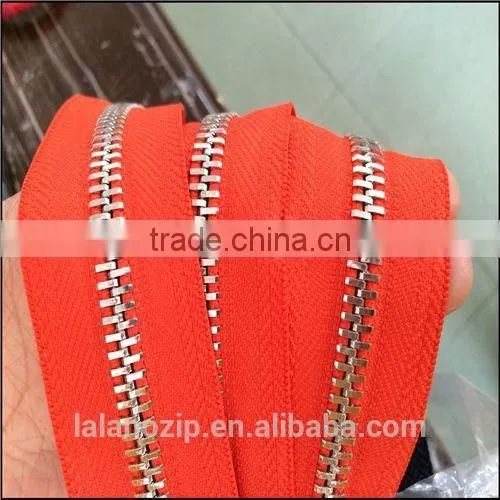 Good quality handbag with NO.5 flesh red metal zippers with EU REACH SVC CARTIFIED