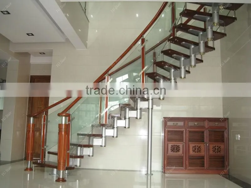 Single stringer staircase with glass railing