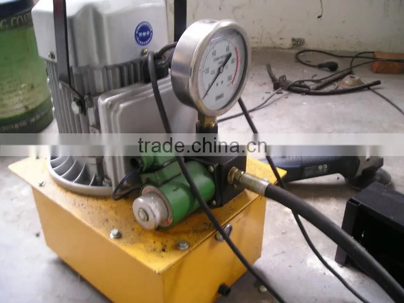 Hydraulic pin punching machine