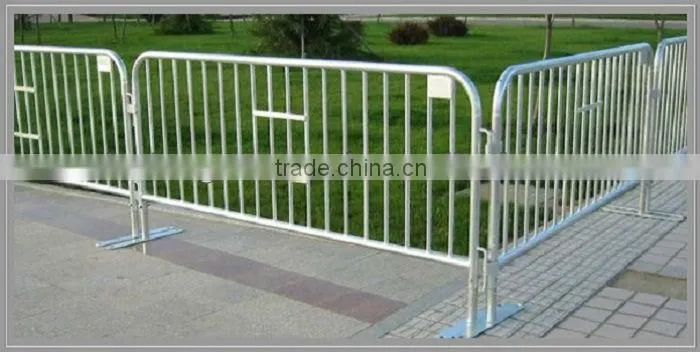 Crowd control barrier fence with bridge plate
