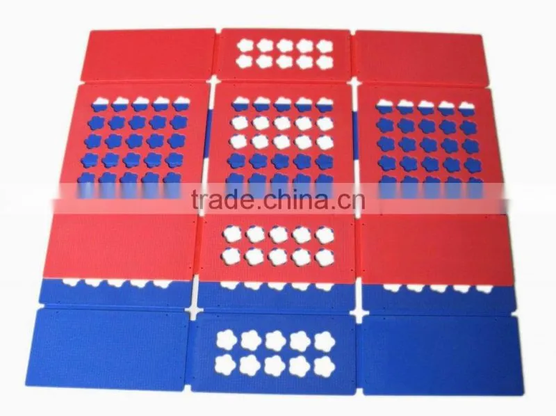 Plastic cloth folding board
