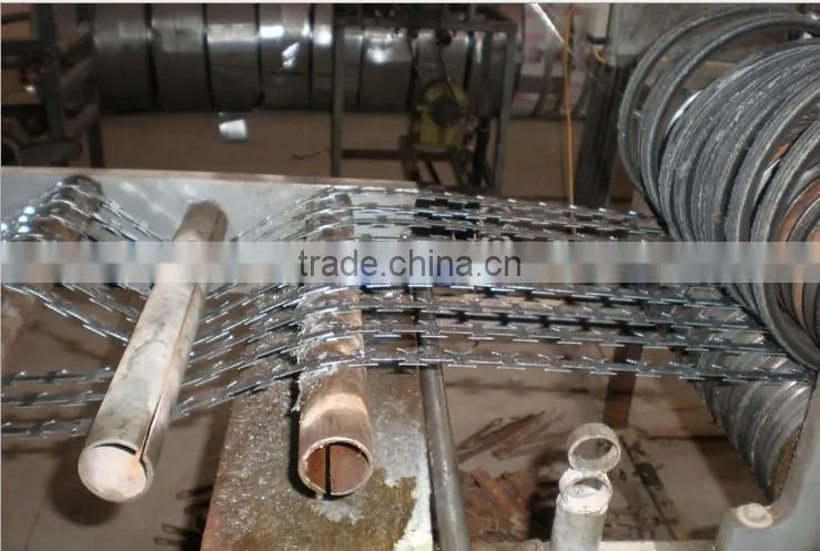 Dia 500mm double Concertina Razor Barbed Wire Cross razor concertina razor barbed wire(2.0-2.5mm)