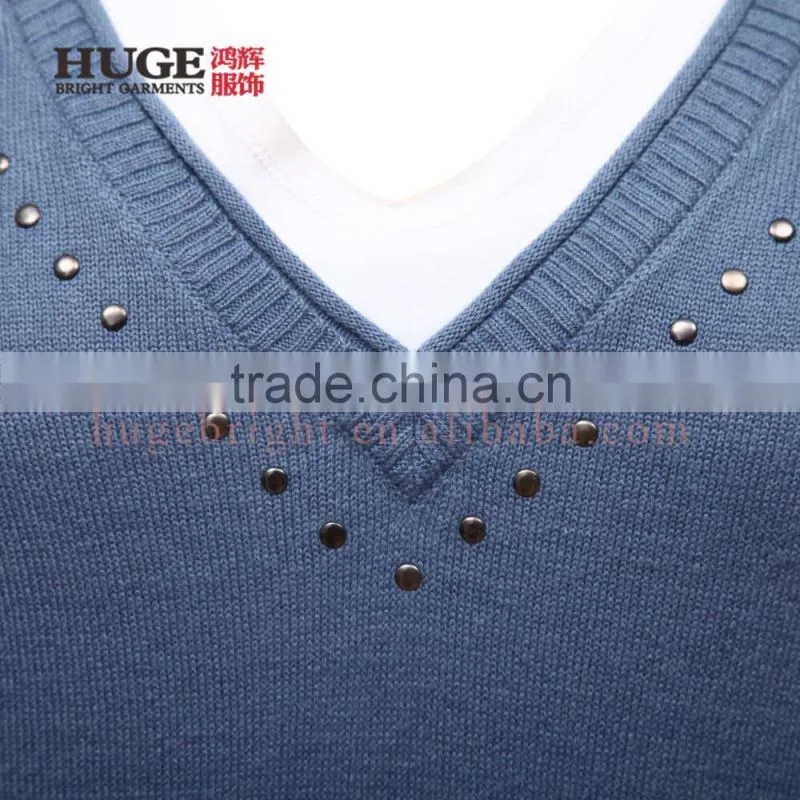 Sporty women jumper combining 3/4 jersey sleeves and beaded V neckline