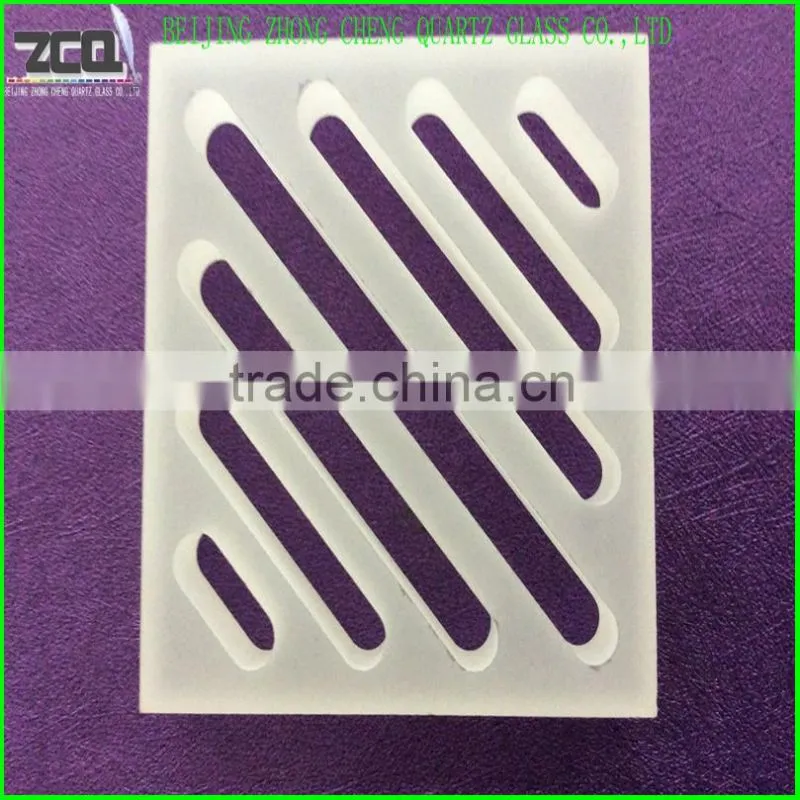 Quartz glass plate with groove