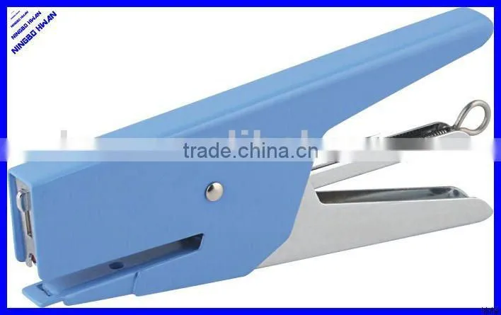 Las manos de alicate metal engrapadora